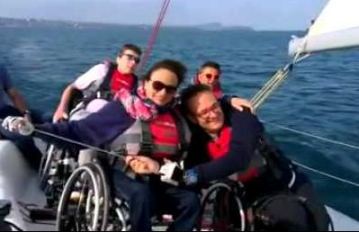 Giovane con disabilità in barca a vela al Fraglia Vela di Desenzano sul Garda (Brescia)
