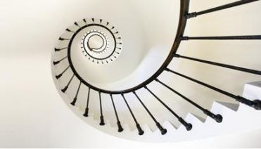 Immagine astratta di scala a chiocciola/spirale