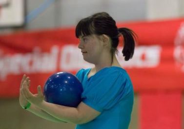 Atleta di Special Olympics impegnata nella ginnastica ritmica