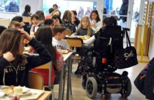 Alunna con disabilità in una classe di scuola