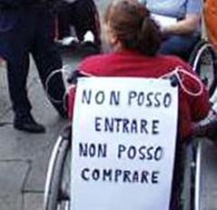Persona con disabilità di Bergamo che protesta contro le barriere