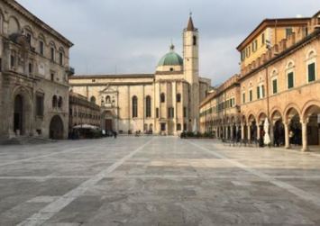 Ascoli Piceno: Piazza del Popolo e Palazzo dei Capitani del Popolo