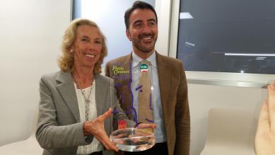 Lucia Palmisano e Paolo Bandiera con il 9° Premio Cocanari vinto dall'AISM, dicembre 2016