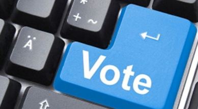 Particolare di tastiera di computer, con il tasto blu "Vote"