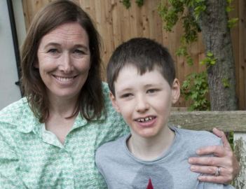 Gibson (con la madre Alison), ragazzo inglese con la sindrome di Phelan-McDermid