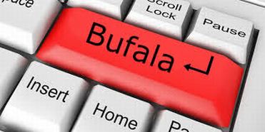 Tasto rosso di computer con la scritta "Bufala"