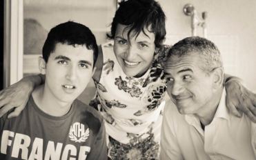 Muni Sigona con Salvatore, figlio con autismo, e il marito Michele
