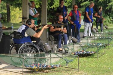 Persone con disabilità motoria impegnate in una gara di tiro a volo paralimpico