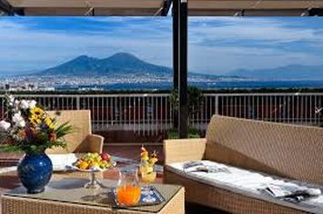 Vista del Golfo di Napoli dall'interno di un albergo
