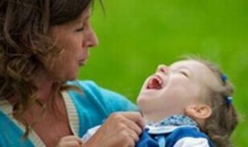Bimba affetta da paralisi cerebrale infantile insieme alla madre