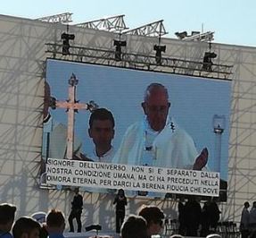 Genova, 27 maggio 2017, Messa di Papa Francesco, maxischermo sottotitolato (foto di Liliana Cardone)