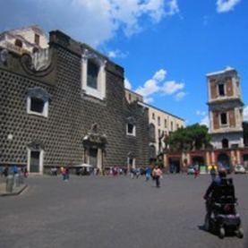 Turista con disabilità nel centro di Napoli