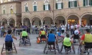 Minibasket in carrozzina in Piazza del Popolo ad Ascoli Piceno