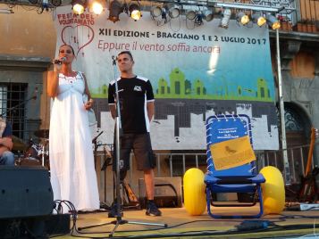 1° luglio 2017: Annalisa Minetti ed Emiliano Malagoli consegnano sedia "Job" alla città di Bracciano