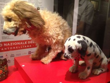 Mostra "Bestiale! Animal Film Stars", Torino, Museo Nazionale del Cinema, 2017, due cani riprodotti in resina