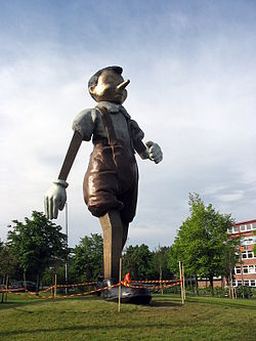 Borås (Svezia), stataua di Pinocchio realizzata da Jim Dine