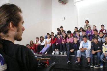 Francesco Canale durante un incontro in una scuola