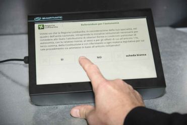 Tablet per il voto elettronico in Lombardia (22 ottobre 2017)
