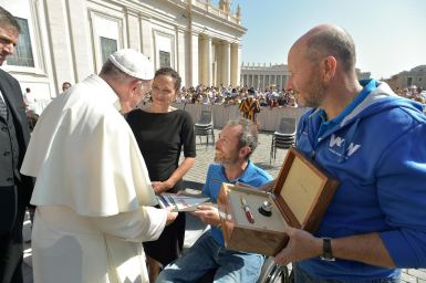 Consegna a Papa Francesco della Convenzione ONU sui Diritti delle Persone con Disabilità, da parte di Andrea Stella