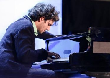 Ivan Dalia al pianoforte