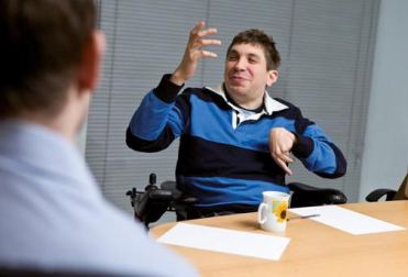 Uomo con disabilità a un colloquio di lavoro