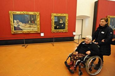 Donna con disabilità in carrozzina nella Galleria degli Uffizi di Firenze
