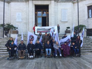 Gennaio 2018: Associazione Carrozzine Determinate Abruzzo davanti al Comune di Pescara, insieme a Jimmy Ghione
