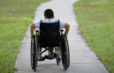 Bambino con disabilità in carrozzina