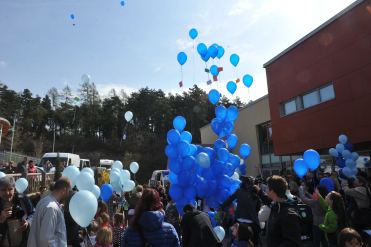2 aprile 2017, Coredo in Val di Non (Trento), lancio dei palloncini blu per l'inaugurazione di Casa Sebastiano
