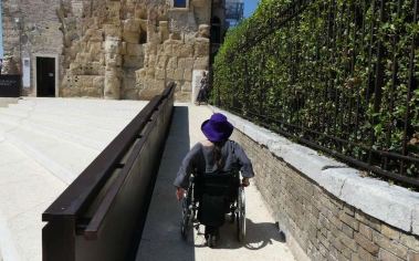 Donna con disabilità accede al Museo Archeologico al Teatro Romano di Verona