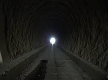 Spiraglio di luce in fondo a un tunnel