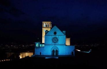 Basilica di San Francesco ad Assisi illuminata di blu (foto di Andrea Cova)