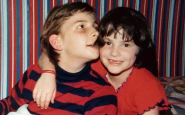 Ethan, bimbo americano cui venne diagnosticata l'adrenoleucodistrofia, con la sorella Emily