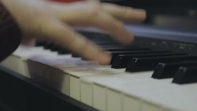 Mani di ragazzo che suonano un pianoforte