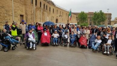 Protesta delle persone con disabilità davanti alla sede della Regione Sicilia