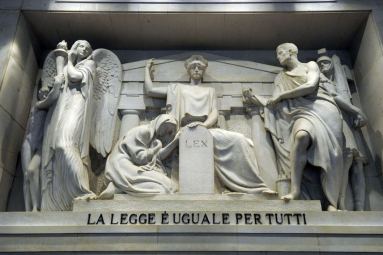 Scultura del Tribunale di Milano sulla "Legge uguale per tutti"