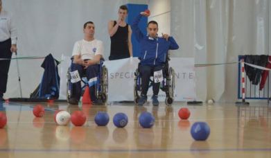 Persone con disabilità motoria impegnate nel gioco della boccia paralimpica