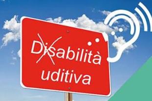Cartello con la scritta "Disabilità uditiva" e la "Dis" cancellata
