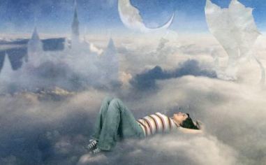 Immagine dedicata al sogno, con un giovane tra le nuvole