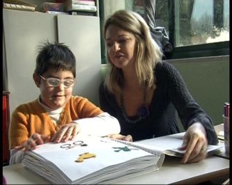 Educatrice tiflologica insieme a bimbo con disabilità visiva