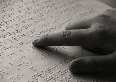 Mano che legge in Braille