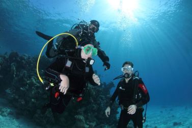 Immersione in mare di una persona con disabilità, supportata dai tecnici di HSA Italia
