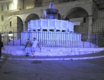 La Fontana Maggiore di Perugia illuminata in blu, Giornata Mondiale per la Consapevolezza dell'Autismo, 2 aprile 2018