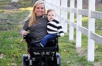 Madre con disabilità motoria insieme al suo bambino
