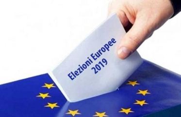 Mano che infila una scheda nell'urna delle Elezioni Europee 2019