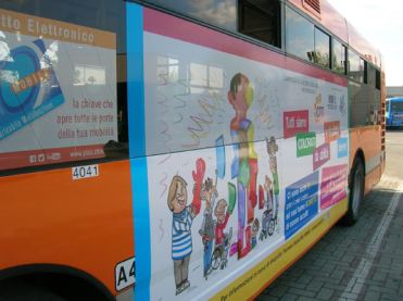 Autobus di CTT Nord con manifesto sulla disabilità