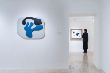 Sala della mostra "La natura di Arp", alla Collezione Guggenheim di Venezia, 2019 (©Matteo De Fina)