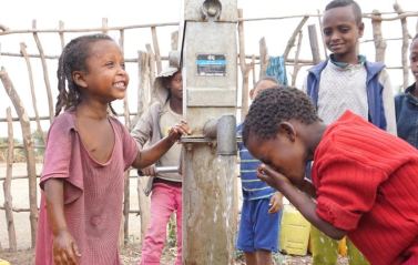 Bimbi bevono a un pozzo realizzato da CBM in Etiopia