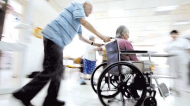 Donna con disabilità anziana in carrozzina