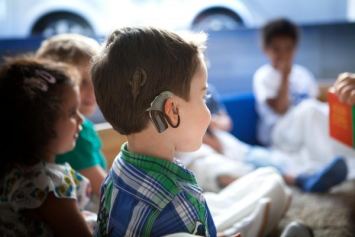 Bambino con disabilità uditiva a scuola